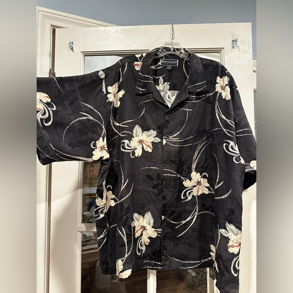 Men’s weekender floral Hawaiin button down shirt. Size XL